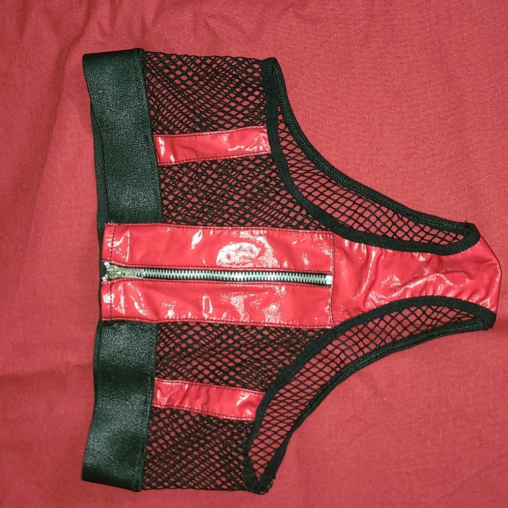Bodyshotz botton. Color: red and black. Size S.